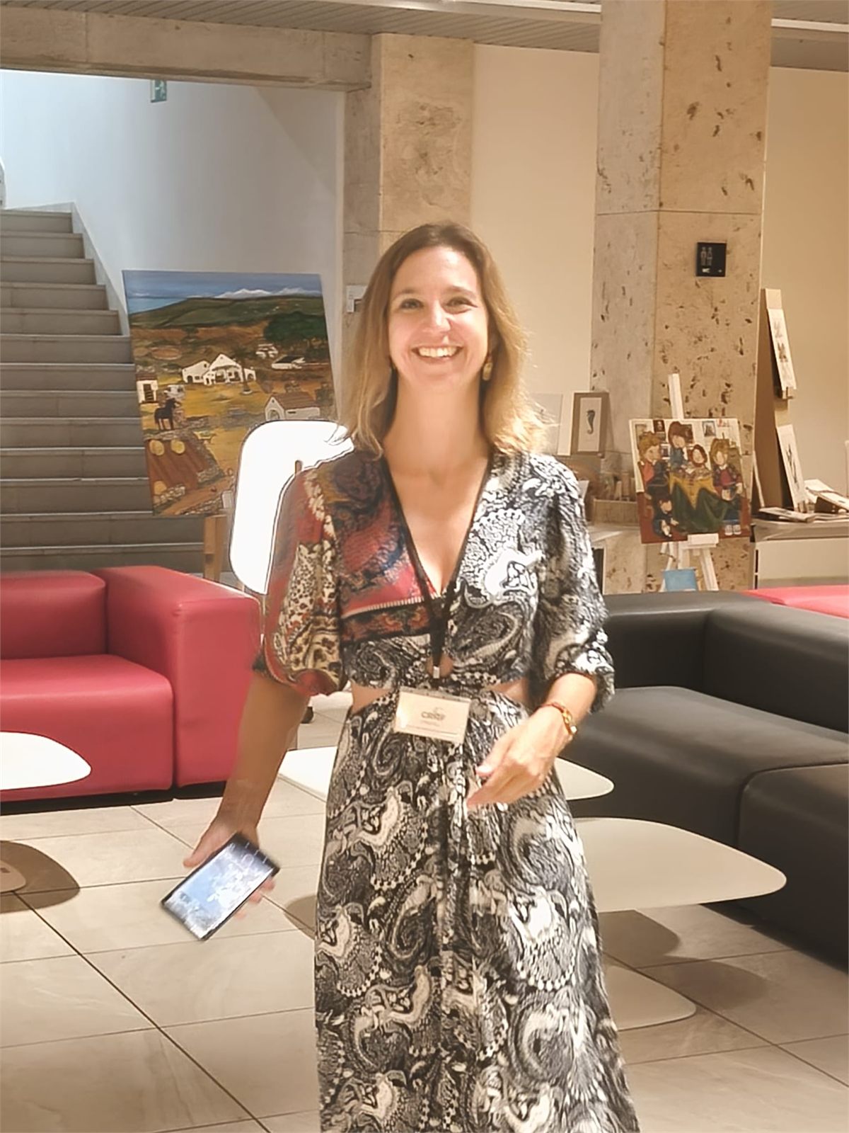 Retrat d’una dona en un espai amb obra i peces artesanals