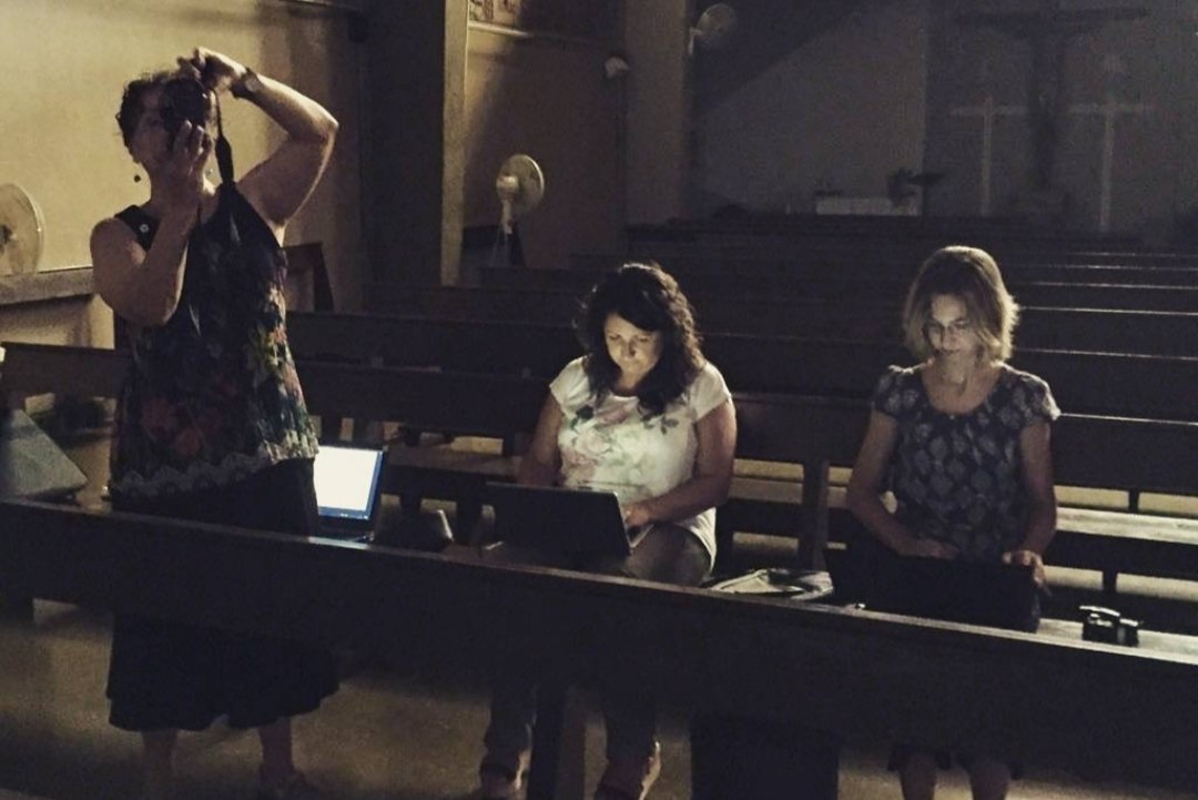 Equip de l’inventari i registre dels vitralls a Catalunya treballant en un interior