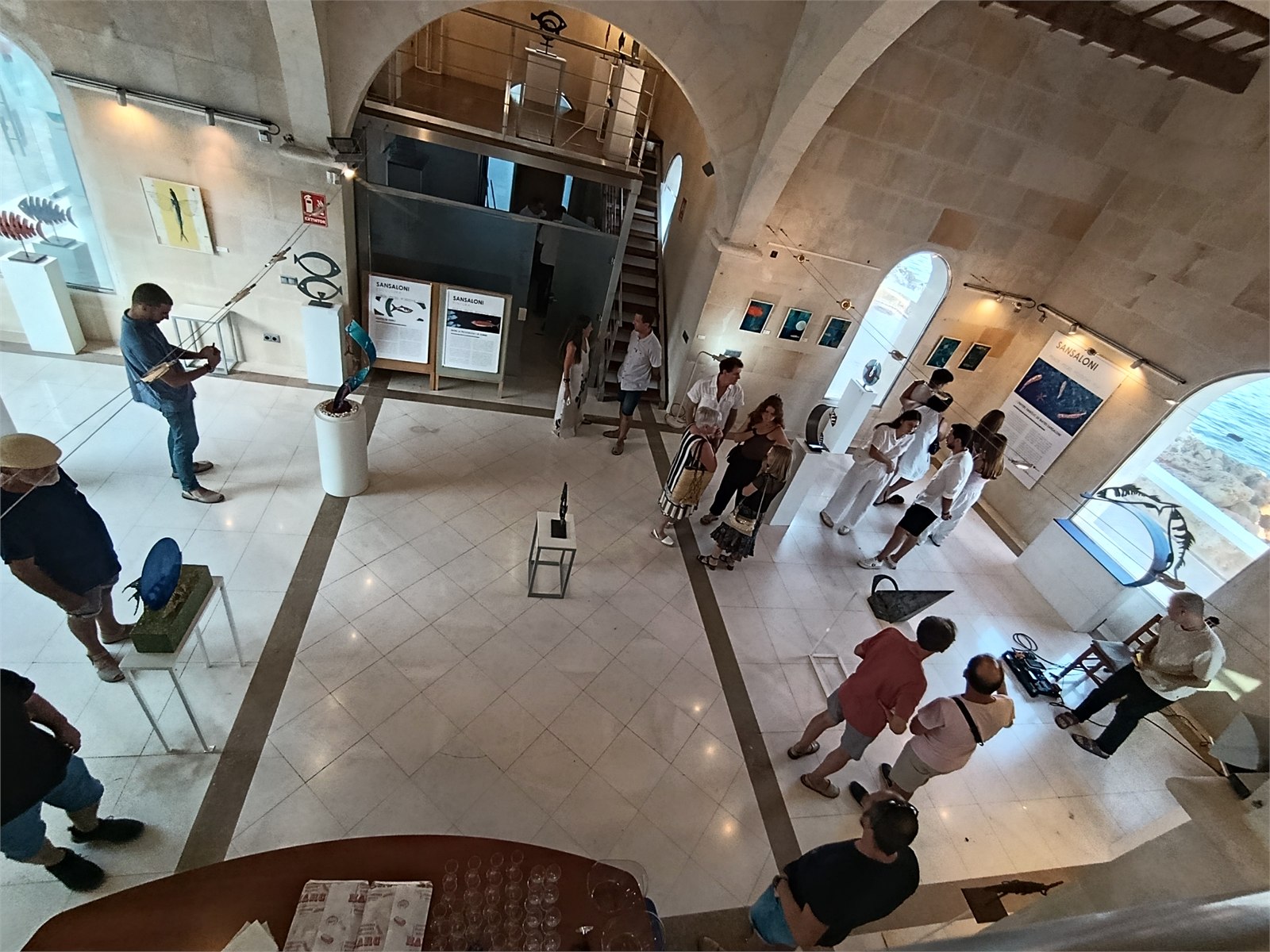 Vista de l’exposició Peixos a Ca’s Contramestre amb peces i públic
