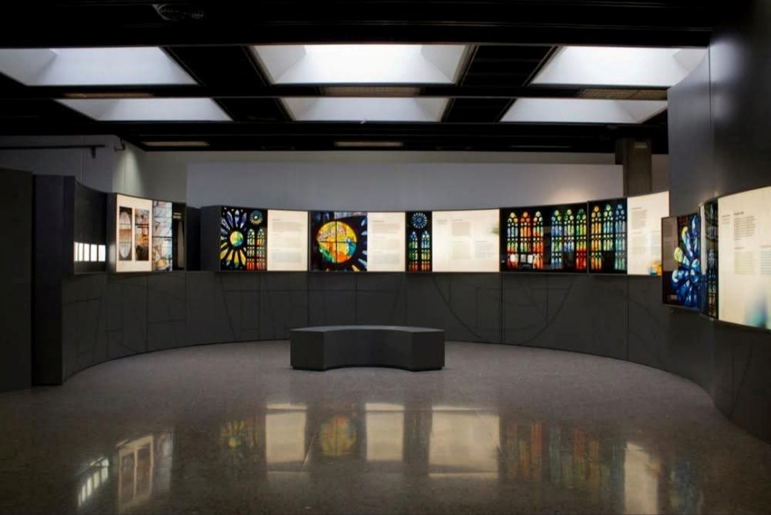 Sala de la itinerància de l’exposició de vitralls al Centre Cultural de Terrassa