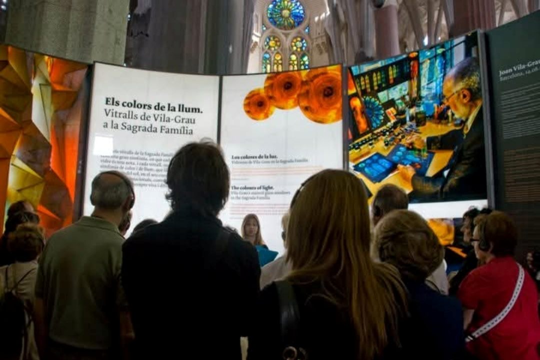 Visitants a l’exposició de vitralls de Joan Vila-Grau a la Sagrada Família