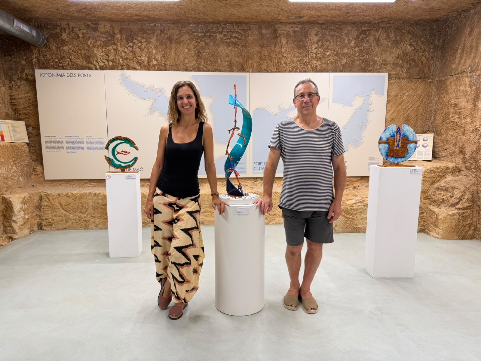 Anna Vila i Maties Sansaloni al costat de les escultures de l’exposició a Thalassa